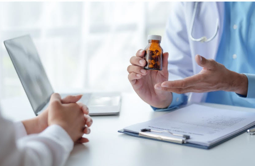 meds.small Dr. explaining medication management